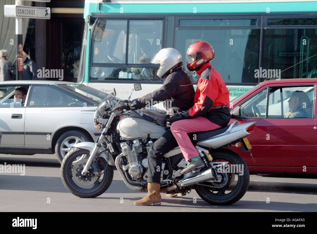 Ruhenden Verkehr Paris an der Place de L Oper paar auf Motorrad Stockfoto