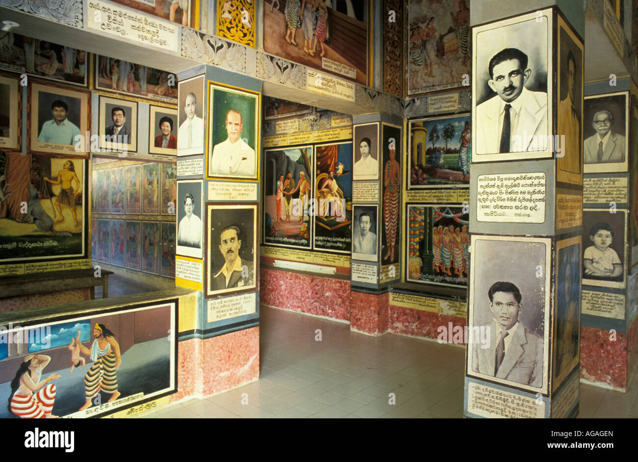 Sri Lanka, Matara, Gemälde und Fotografien an der Wand im Weherehana-Tempel Stockfoto