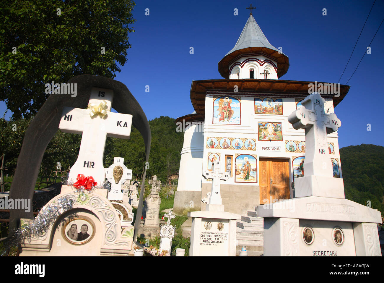 Kirche im Dorf Cotenesti am Berge Leaota, Muntii Leaota, westlich von Campulung, Walachei, Rumänien Stockfoto