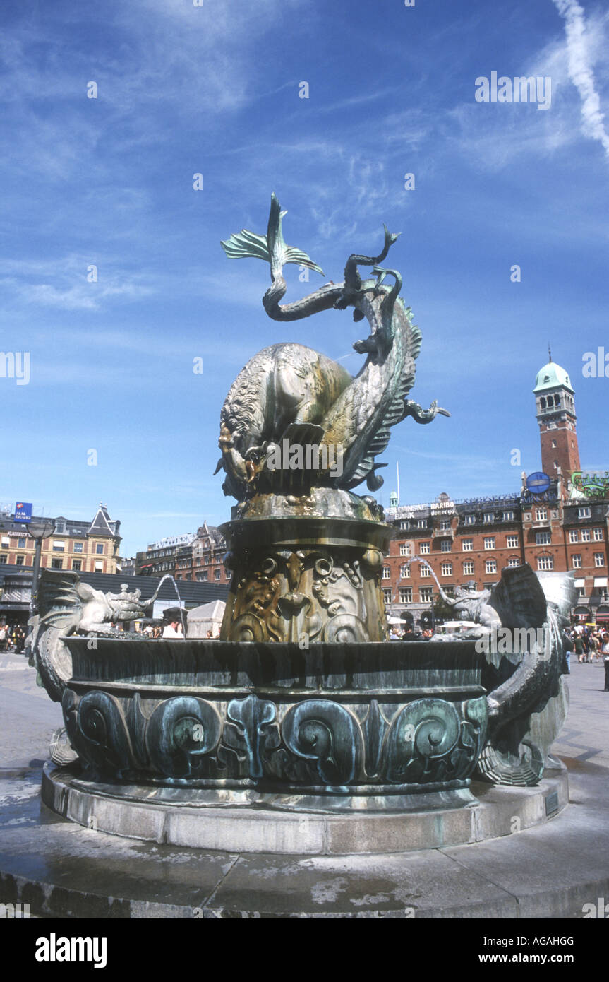 Der berühmte Brunnen mit einem bronzenen Drachen kämpfen einen Stier ist beliebte Sehenswürdigkeit in der Radhusplasden in Kopenhagen, Dänemark Stockfoto