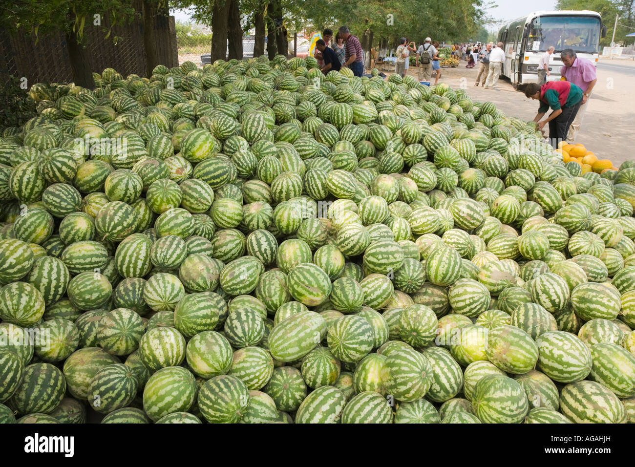 Obst-und Gemüsehändler Wassermelonen an Touristen am Straßenrand verkaufen Stockfoto