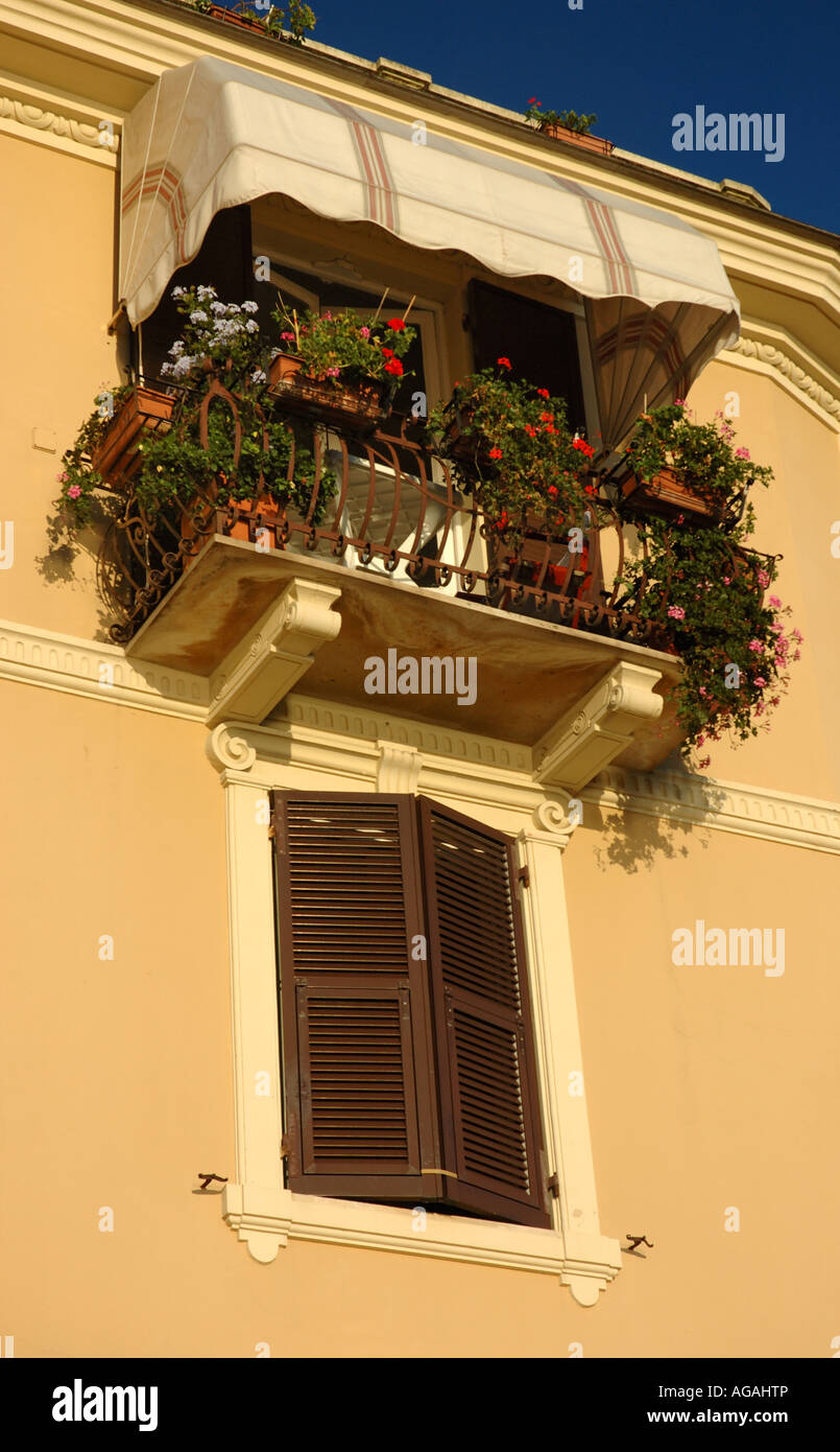 Balkon auf einem italienischen Mehrfamilienhaus Stockfoto