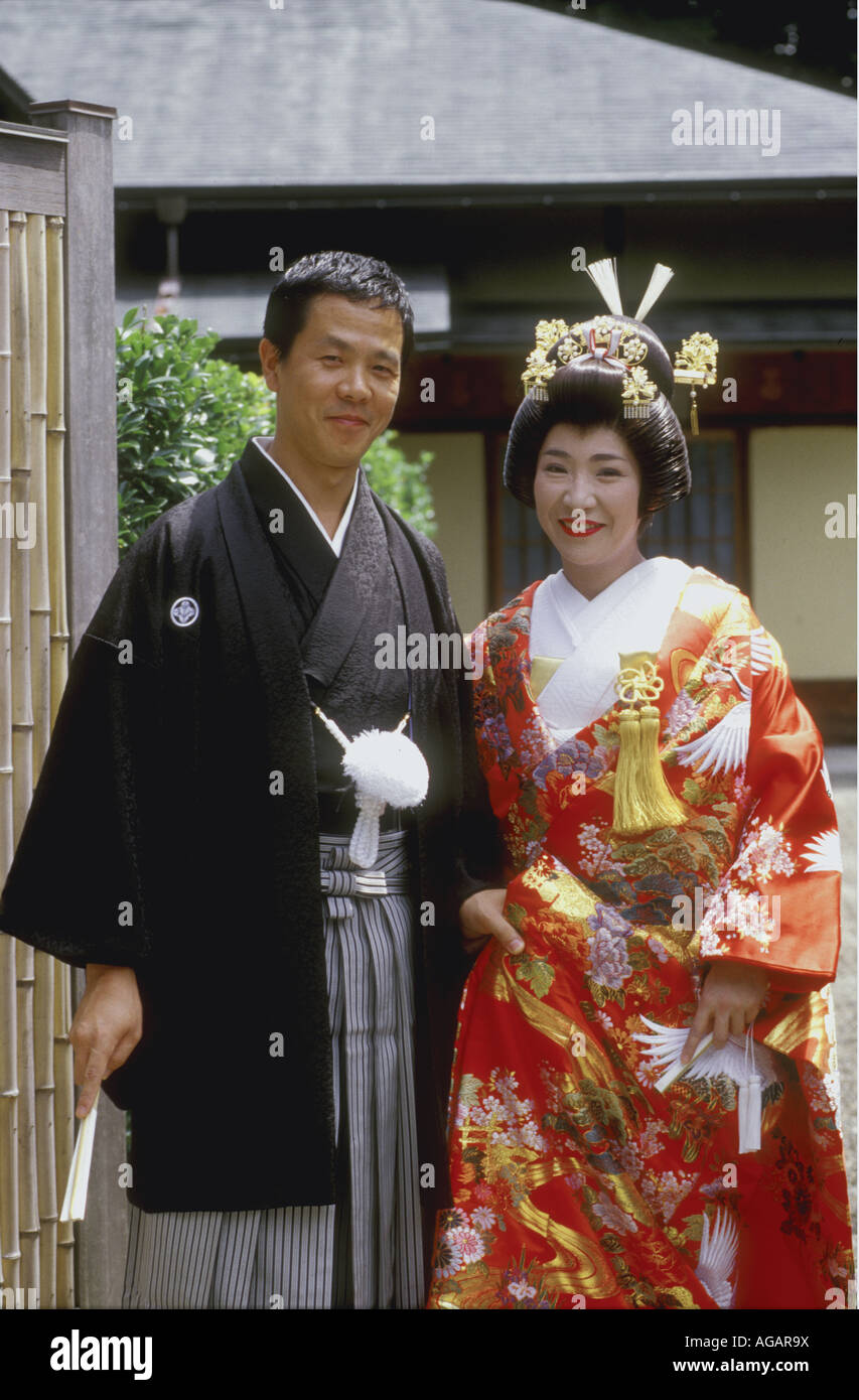 Braut Bräutigam traditionelle Hochzeit Kimono rot schwarz Stockfotografie -  Alamy