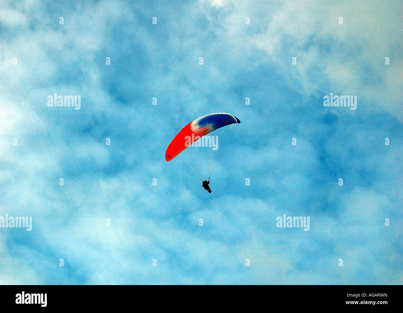 Gleitschirm hoch in den Himmel Stockfoto