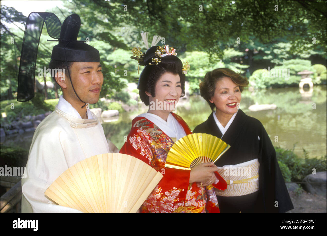 Japanische Hochzeit Mit Shinto Monch Braut Und Schwiegermutter Stockfotografie Alamy