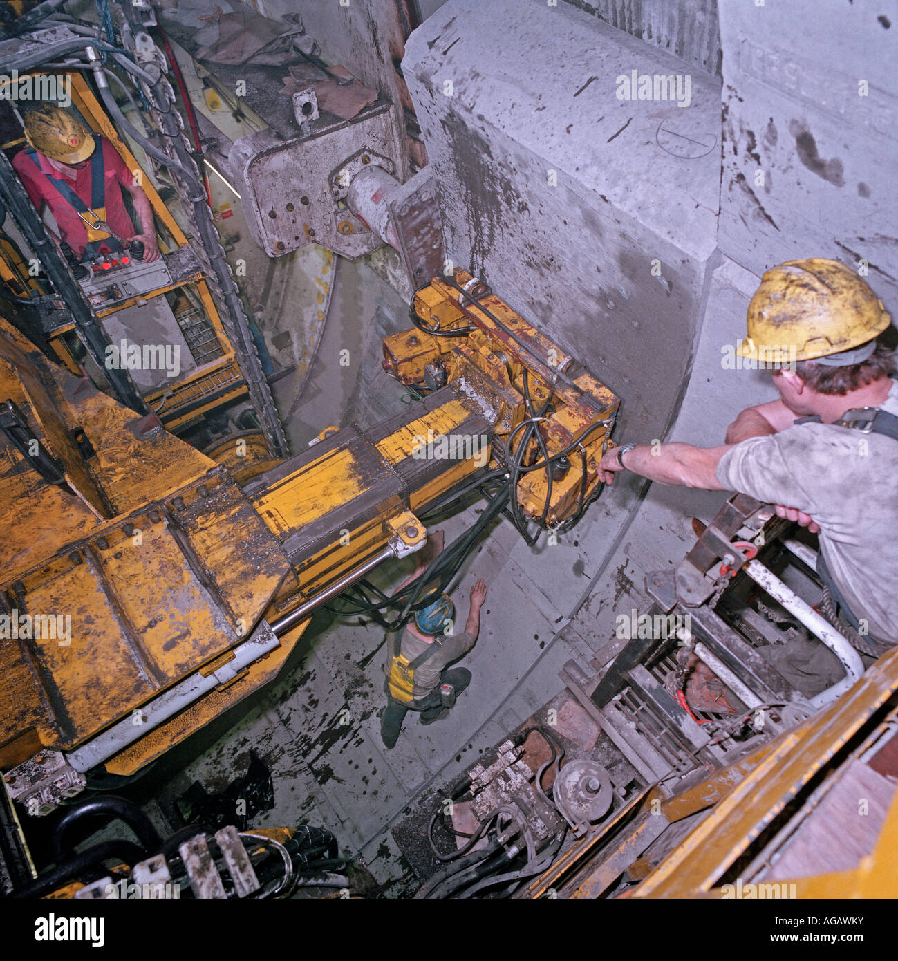 Kanal-Tunnel Bau Crew statt Fertigbeton Futter Segmente nach Tunnel Ausgrabung durch eine Bohrmaschine. Stockfoto