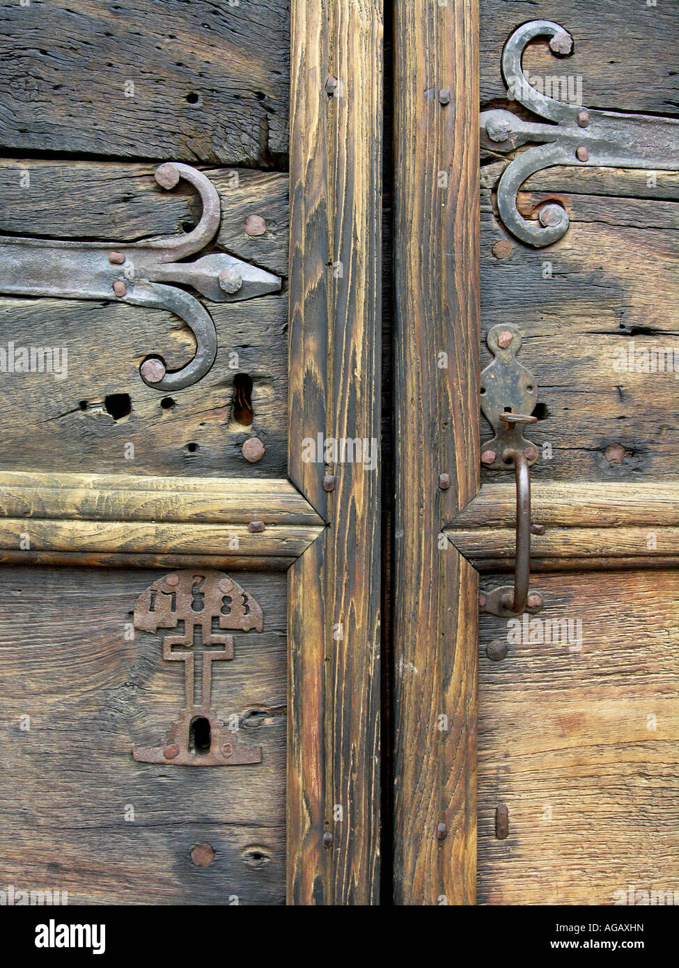 Alte Holztür mit Eisen Ornamenten geschmiedet. Stockfoto