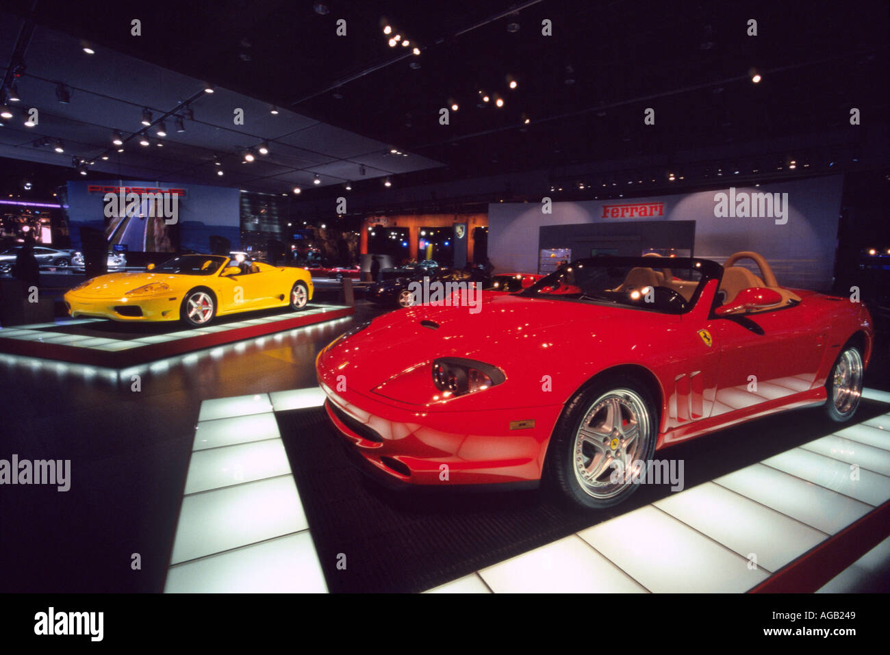 Ferrari 550 Barchetta rot und gelb Ferrari 360 Spyder auf der North American International Auto Show 2001 Stockfoto