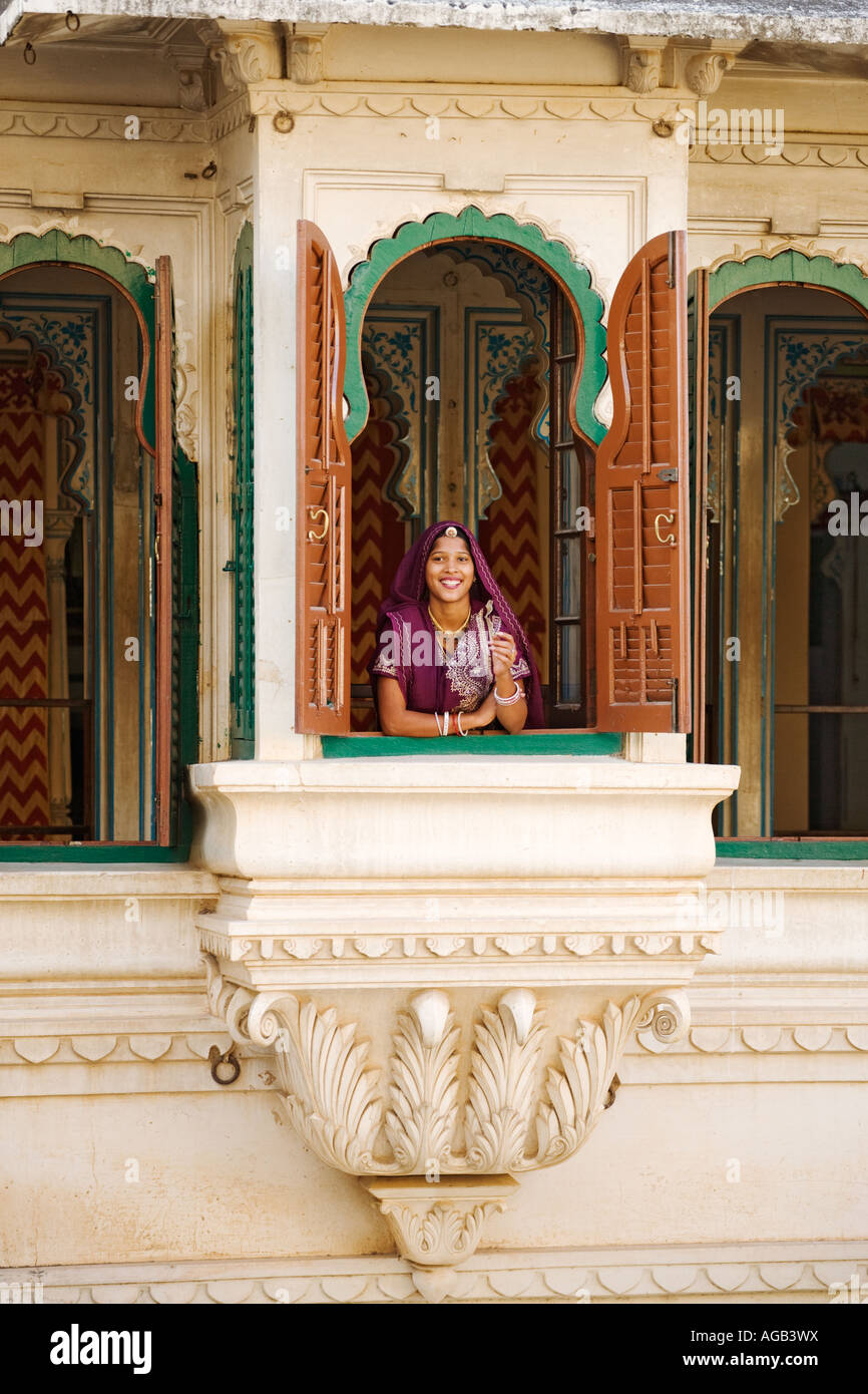 Frau in traditioneller Kleidung stehen auf dem Balkon der Stadt Palast Komplex Udaipur Indien Stockfoto