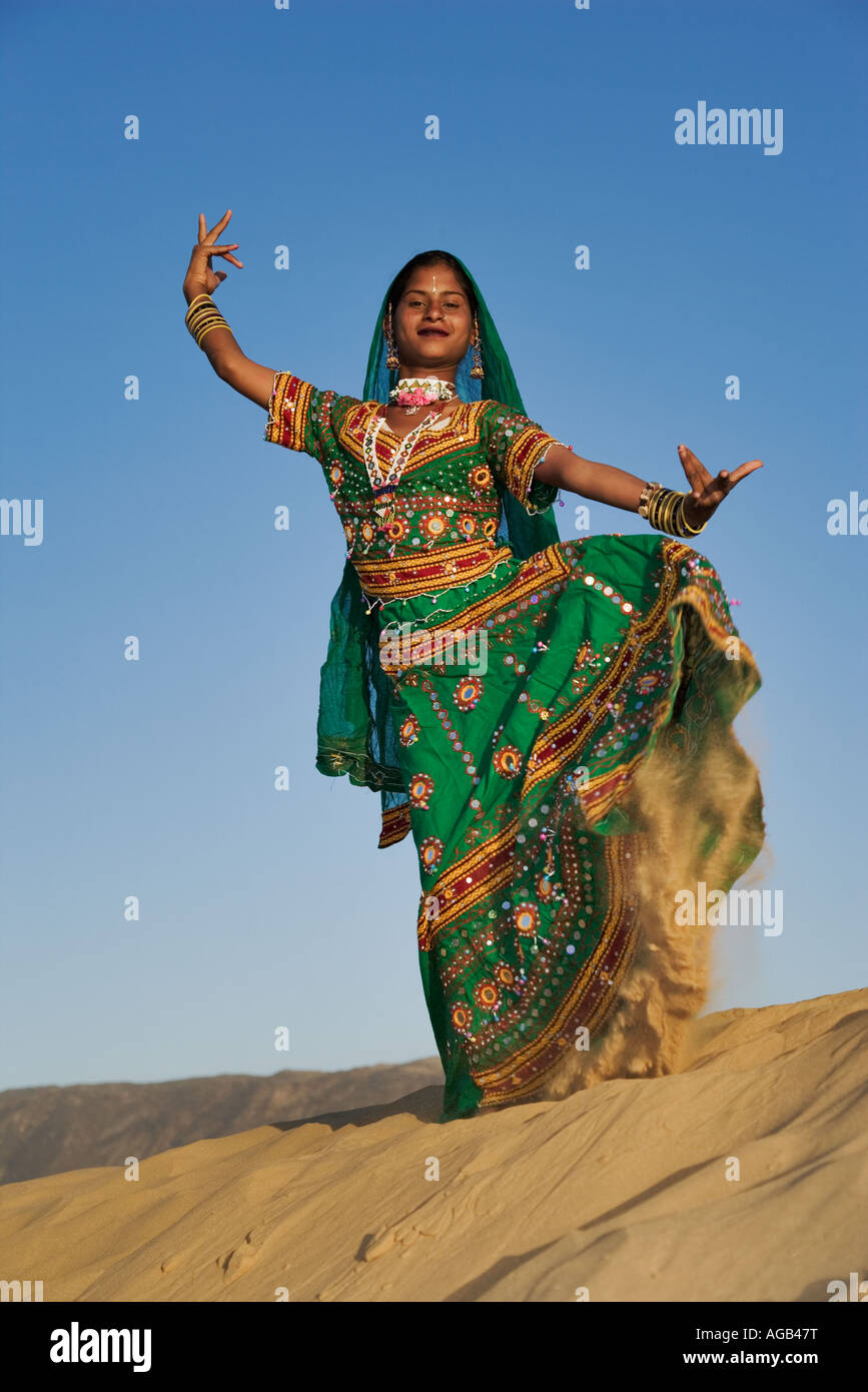 Junge indische Frauen in einem schön dekorierten Saris Durchführung einer traditionellen Rajasthani tanzen Thar-Wüste außerhalb Pushka Indiens Stockfoto