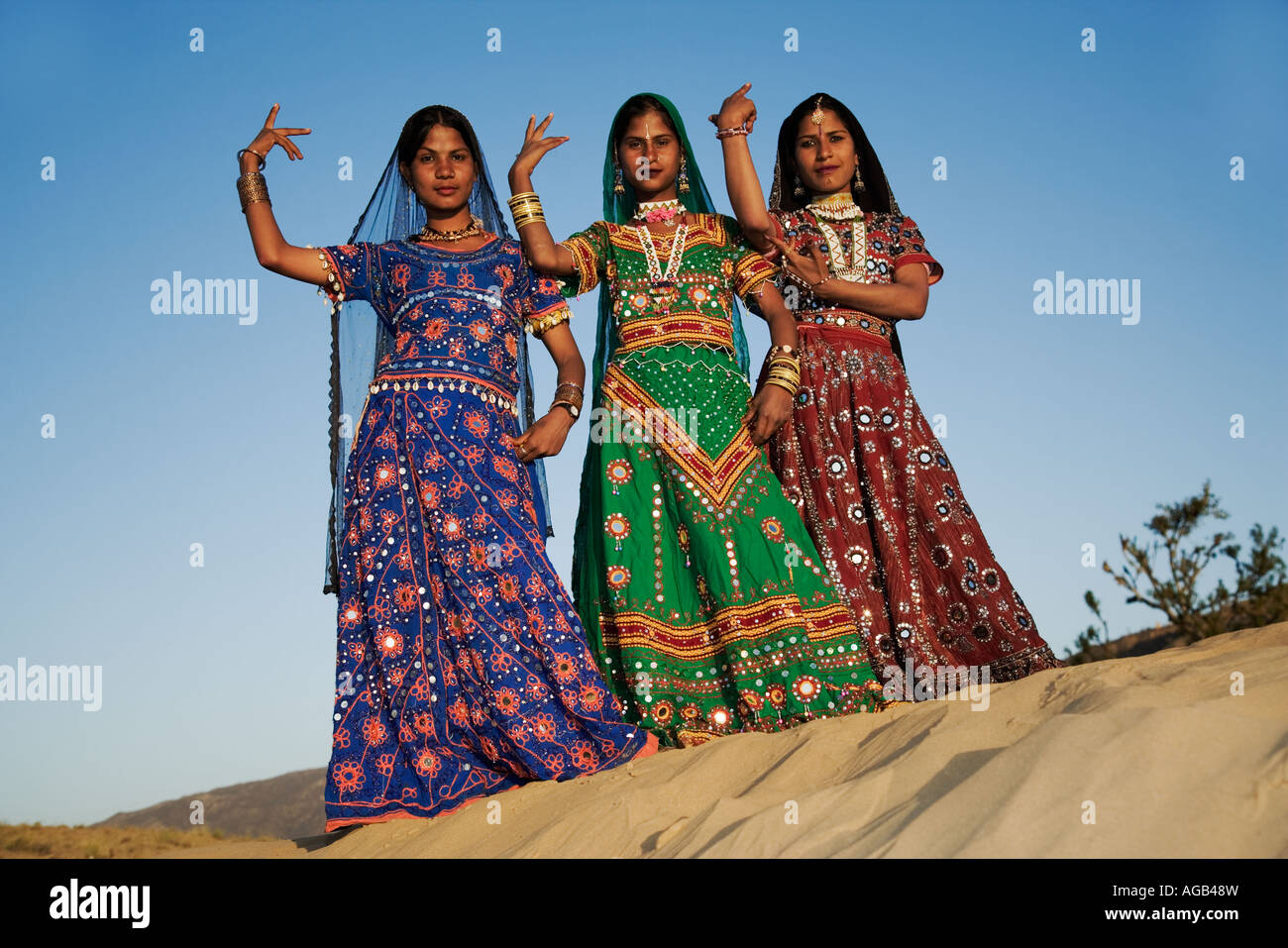 Junge indische Frauen in einem schön dekorierten Saris Durchführung einer traditionellen Rajasthani tanzen Thar-Wüste außerhalb Pushka Indiens Stockfoto