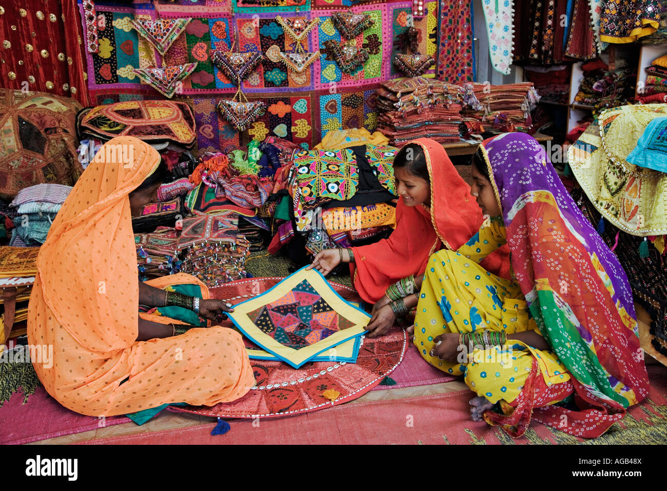 Traditioneller Handwerksbetrieb mit bunten Teppichen und andere Merchandise Jaipur Indien Modelle veröffentlicht Stockfoto