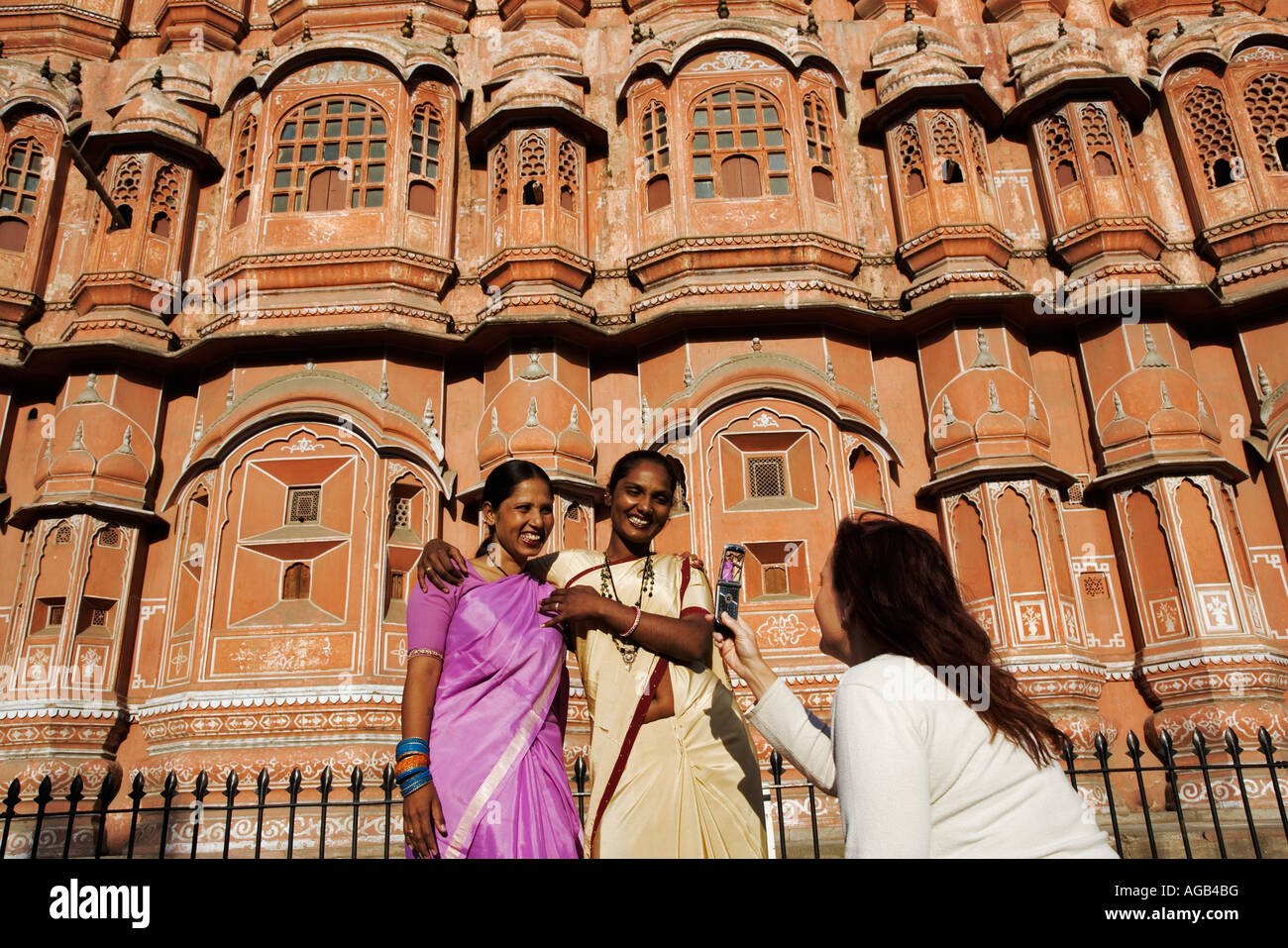 Touristen, die eine Aufnahme von jungen indischen Frauen vor der Hawa Mahal oder Palast der Winde Stockfoto