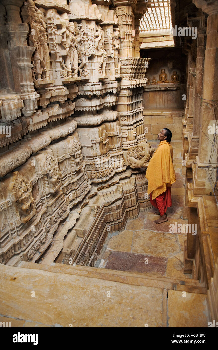 Jain Verehrer aufwendige Schnitzereien zu bewundern. Jain Tempel Jaisalmer Indien Stockfoto