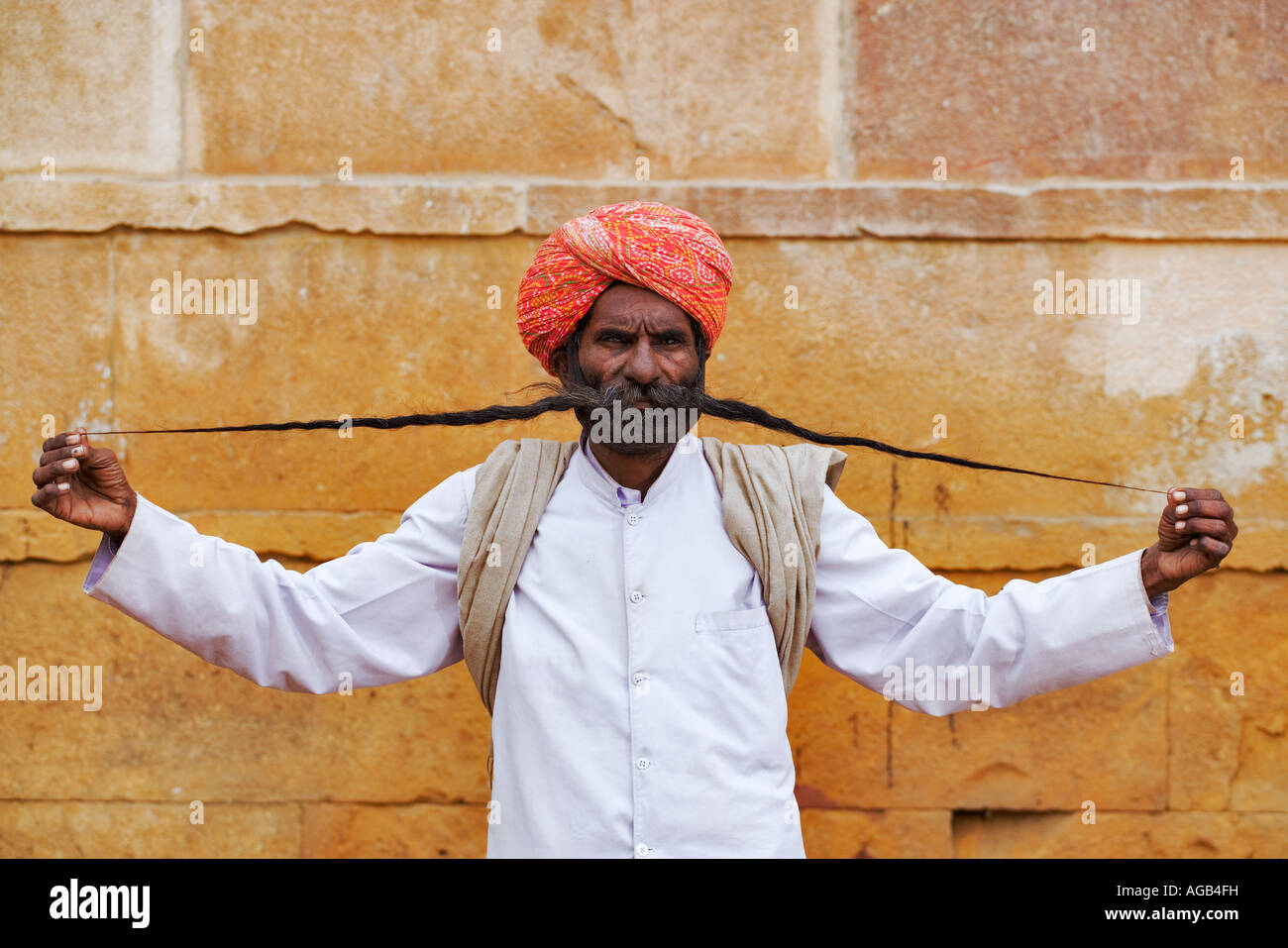 Porträt von einem indischen Mann streckte seine 4 5 ft Schnurrbart Stockfoto