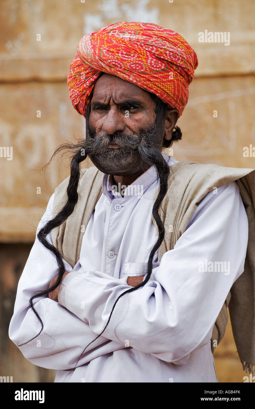 Porträt der indischen Mann mit 4 5 ft Schnurrbart ein Mitglied aus der Bhil gegossen, die früher die Jäger für die königlichen Familien Ind Stockfoto