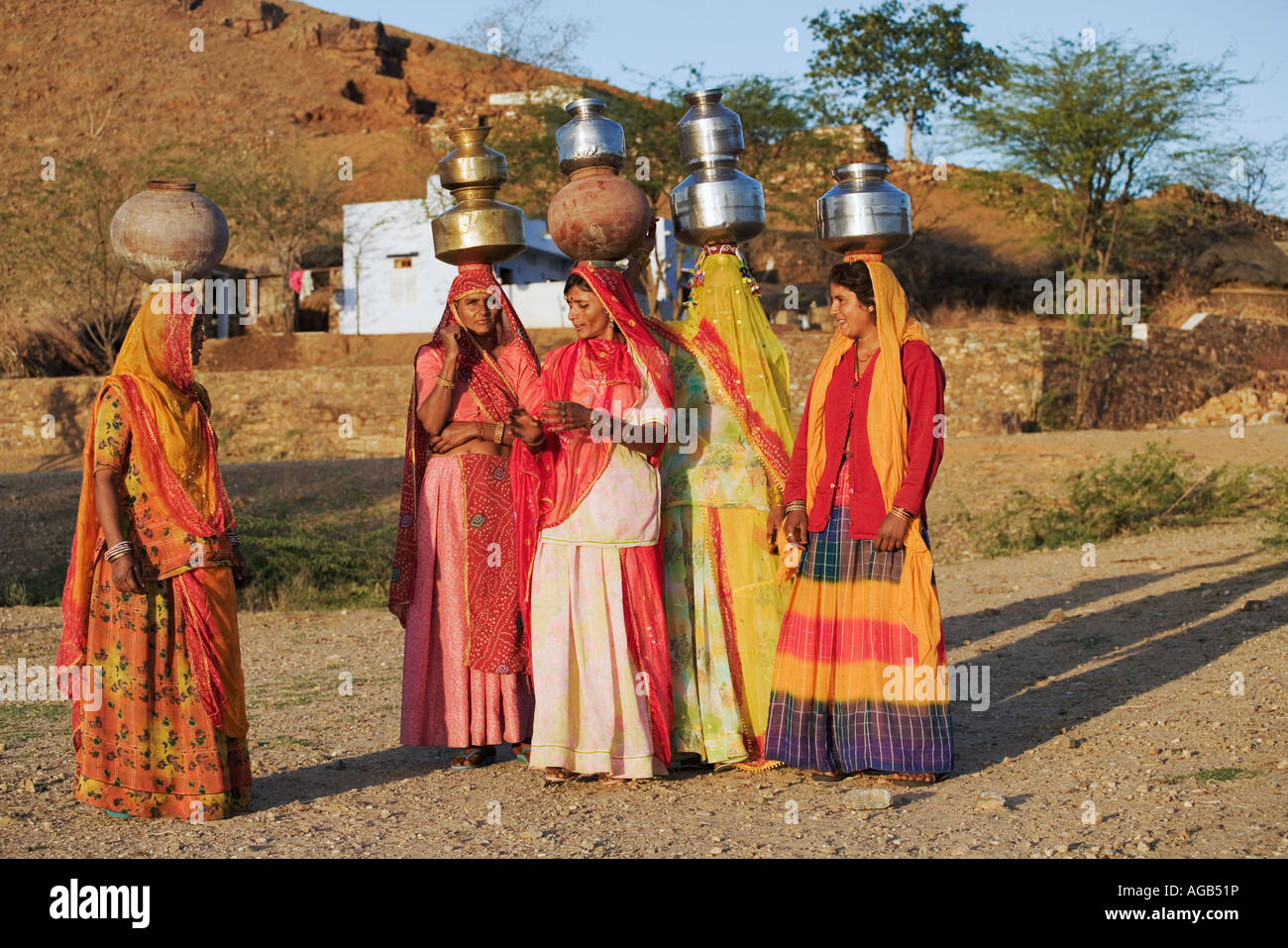 Frauen, die Wasser auf traditionelle Weise aus einem Brunnen außerhalb Pushkar Indien Modelle veröffentlicht Stockfoto