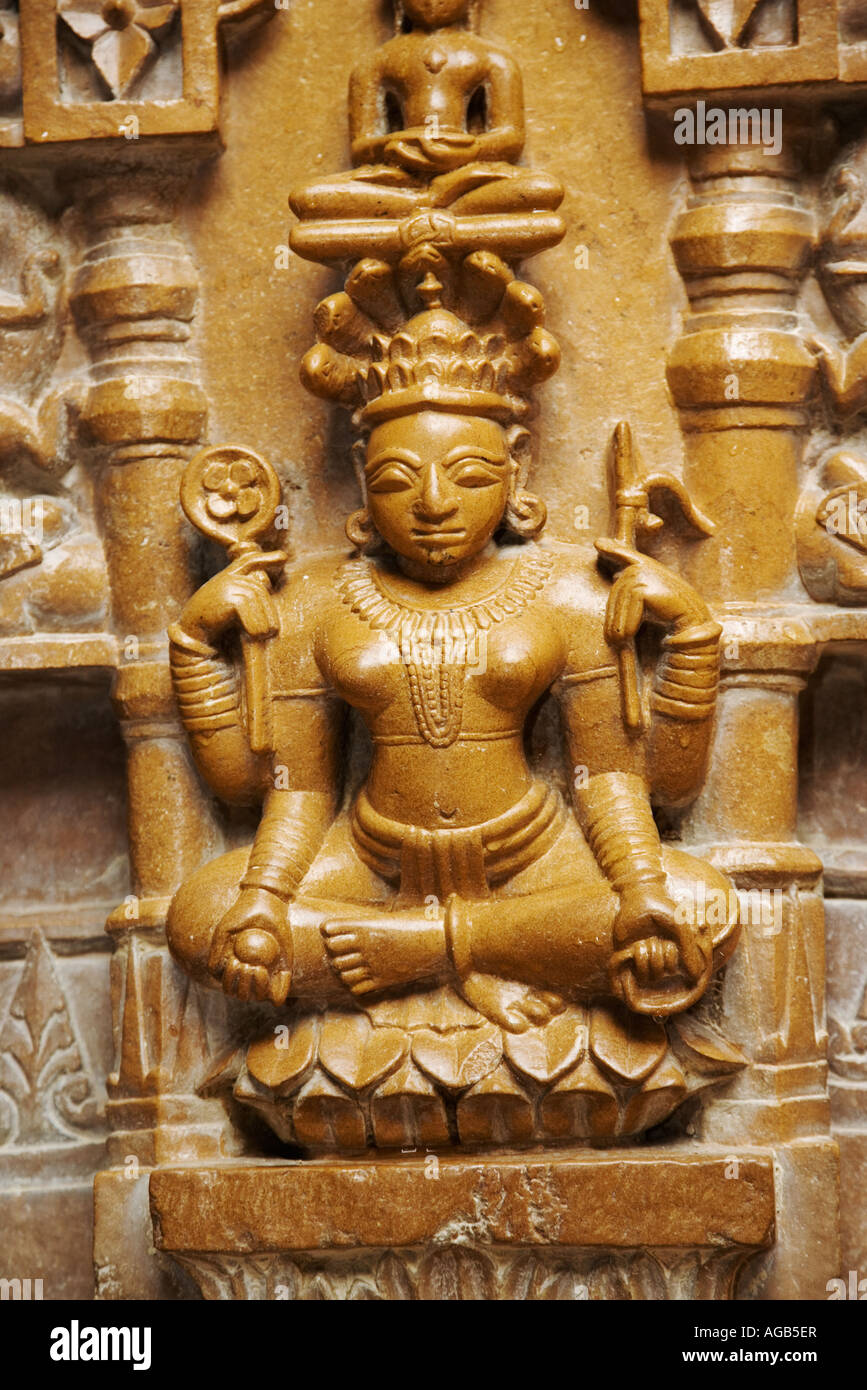 Aufwendigen Schnitzereien, die allen Ecken und Enden der Jain-Tempel aus dem 14. Jahrhundert Jaisalmer Indien schmücken Stockfoto