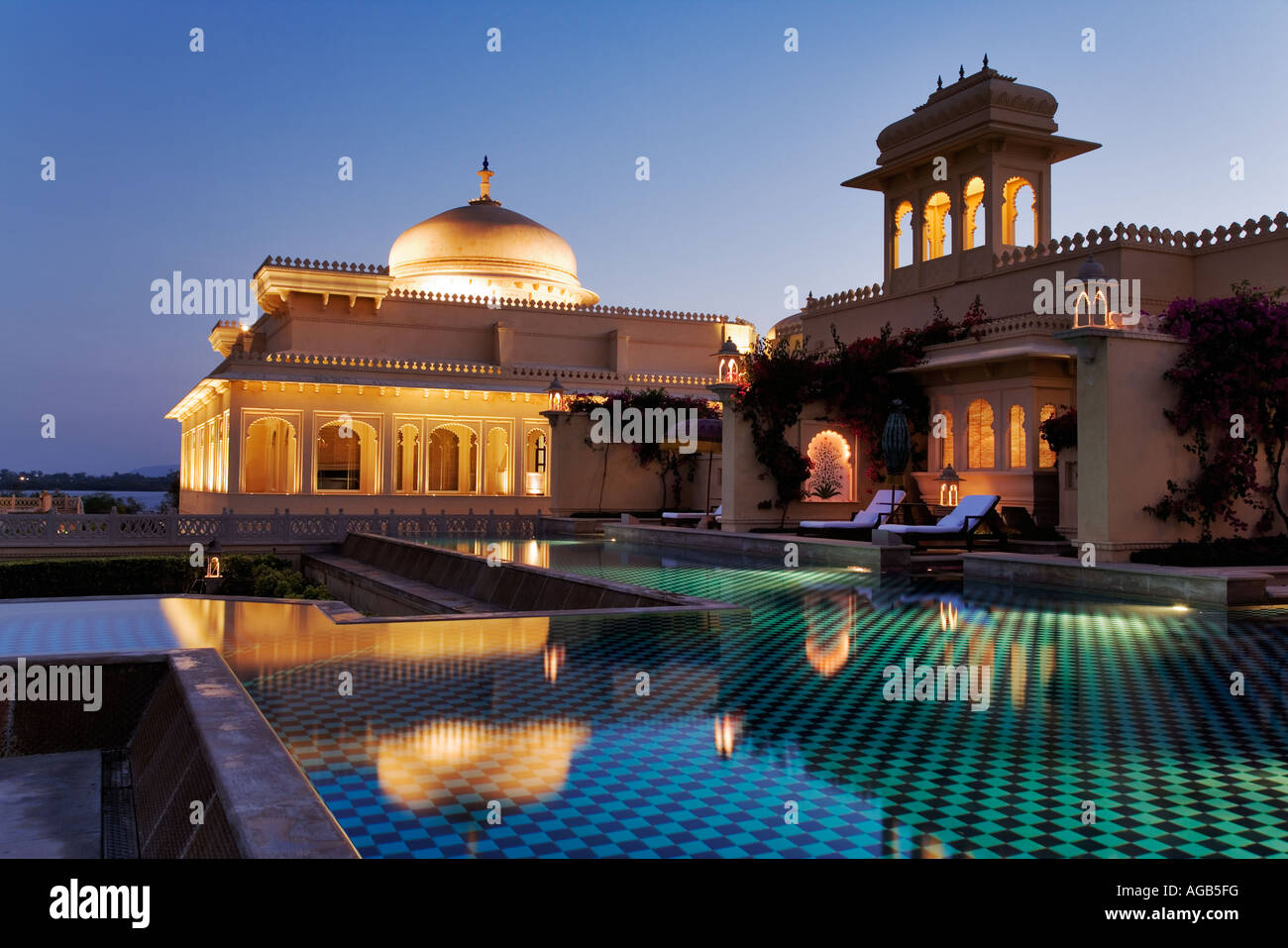 Exclusive Udaivilâs Oberoi Hotel in der Nacht mit Blick auf den kristallklaren Pool Udaipur Stockfoto