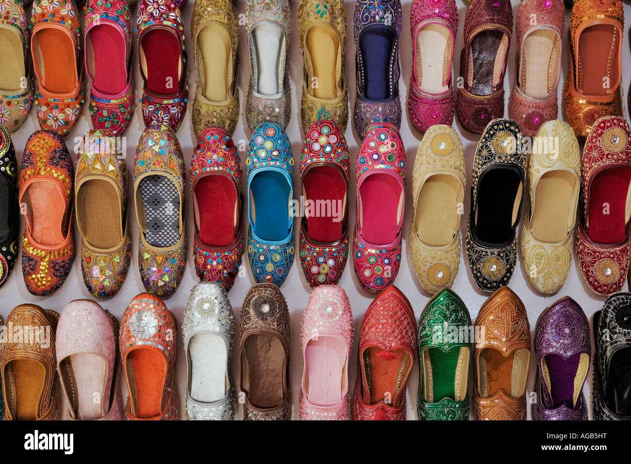 Anzeige der bunten traditionellen Schuhe an einem Marktstand Indien Stockfoto