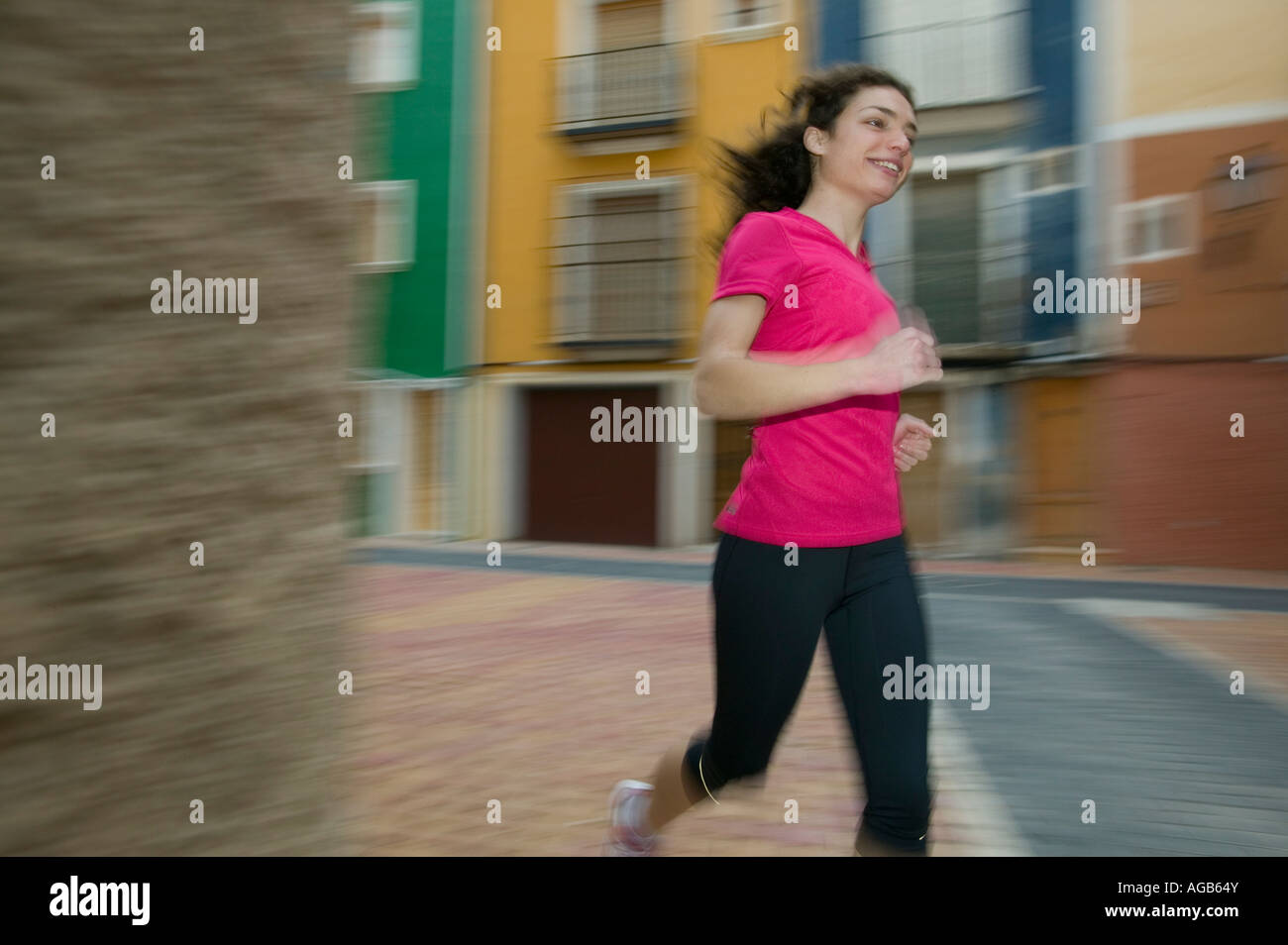 Weibliche Läufer im städtischen Umfeld Stockfoto