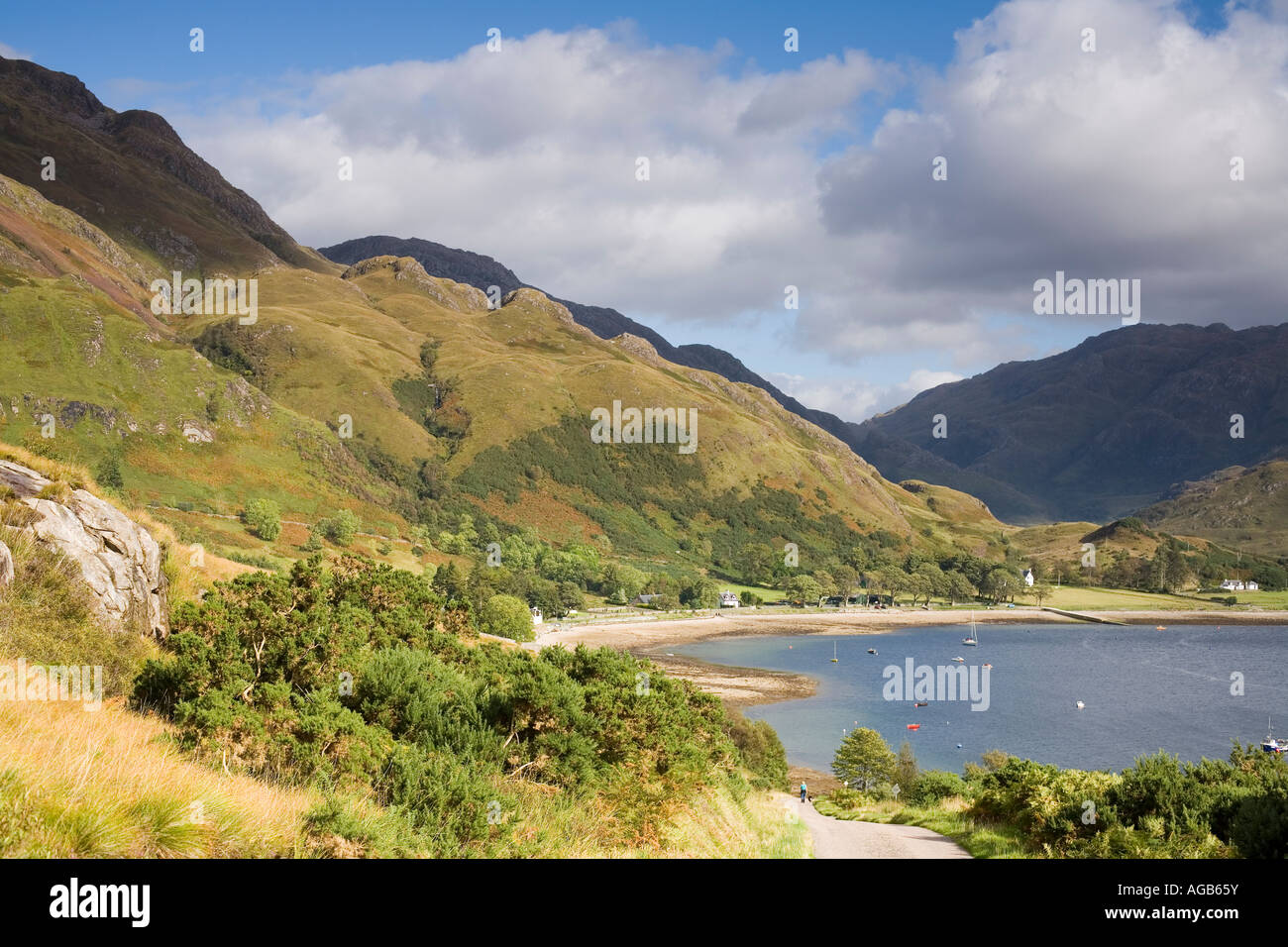 Blick über Loch Hourn in Richtung Arnisdale, North West Highlands, Schottland Stockfoto