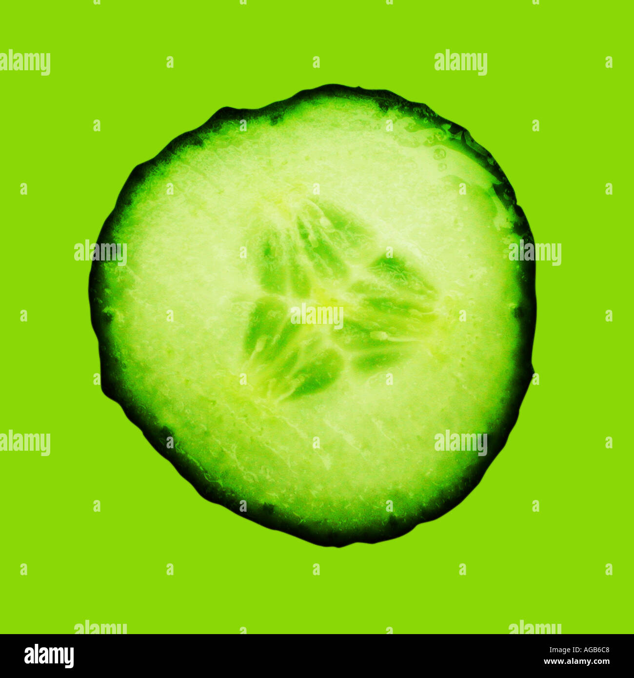 Scheibe Gurke auf grünem Hintergrund Stockfoto