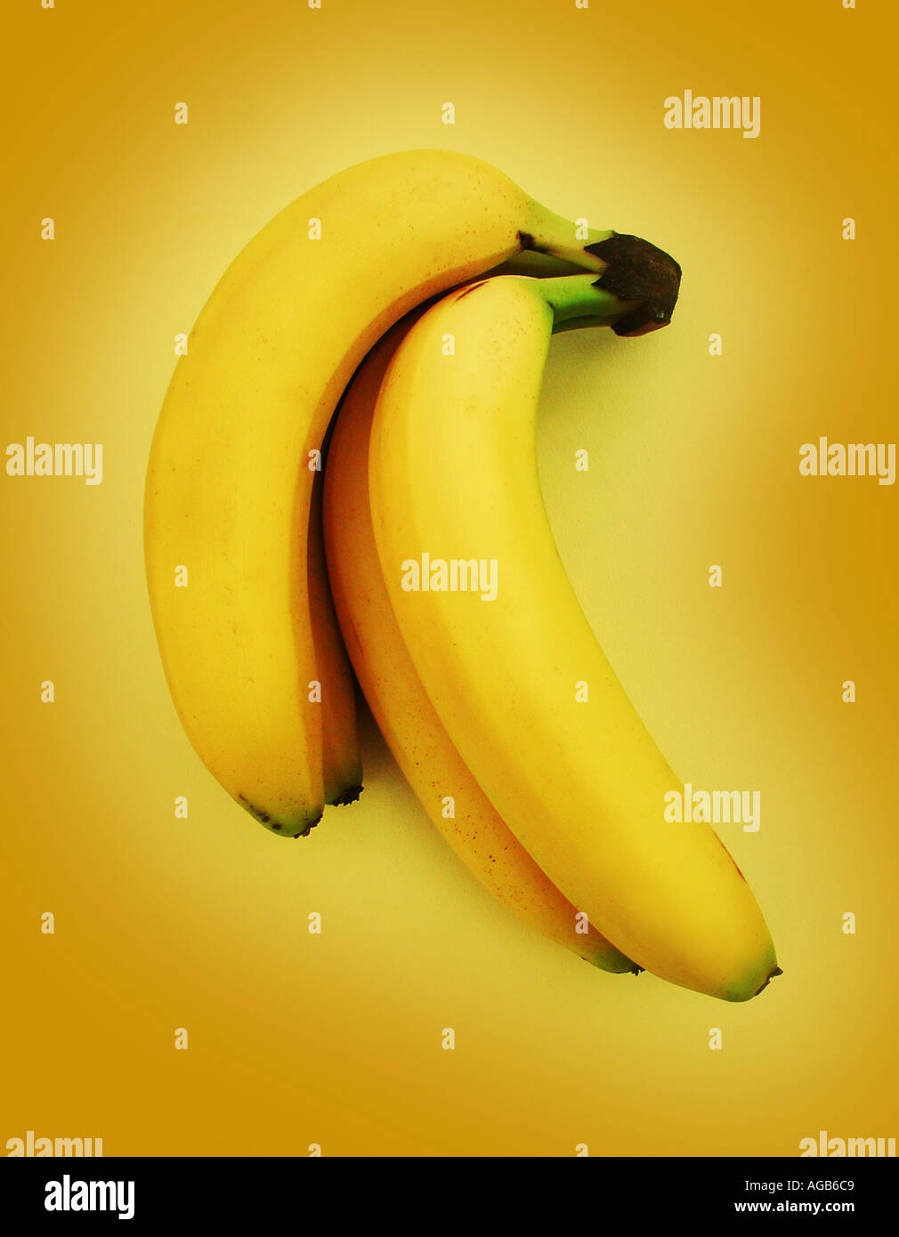 Ein Bündel Bananen auf gelbem Hintergrund Stockfoto
