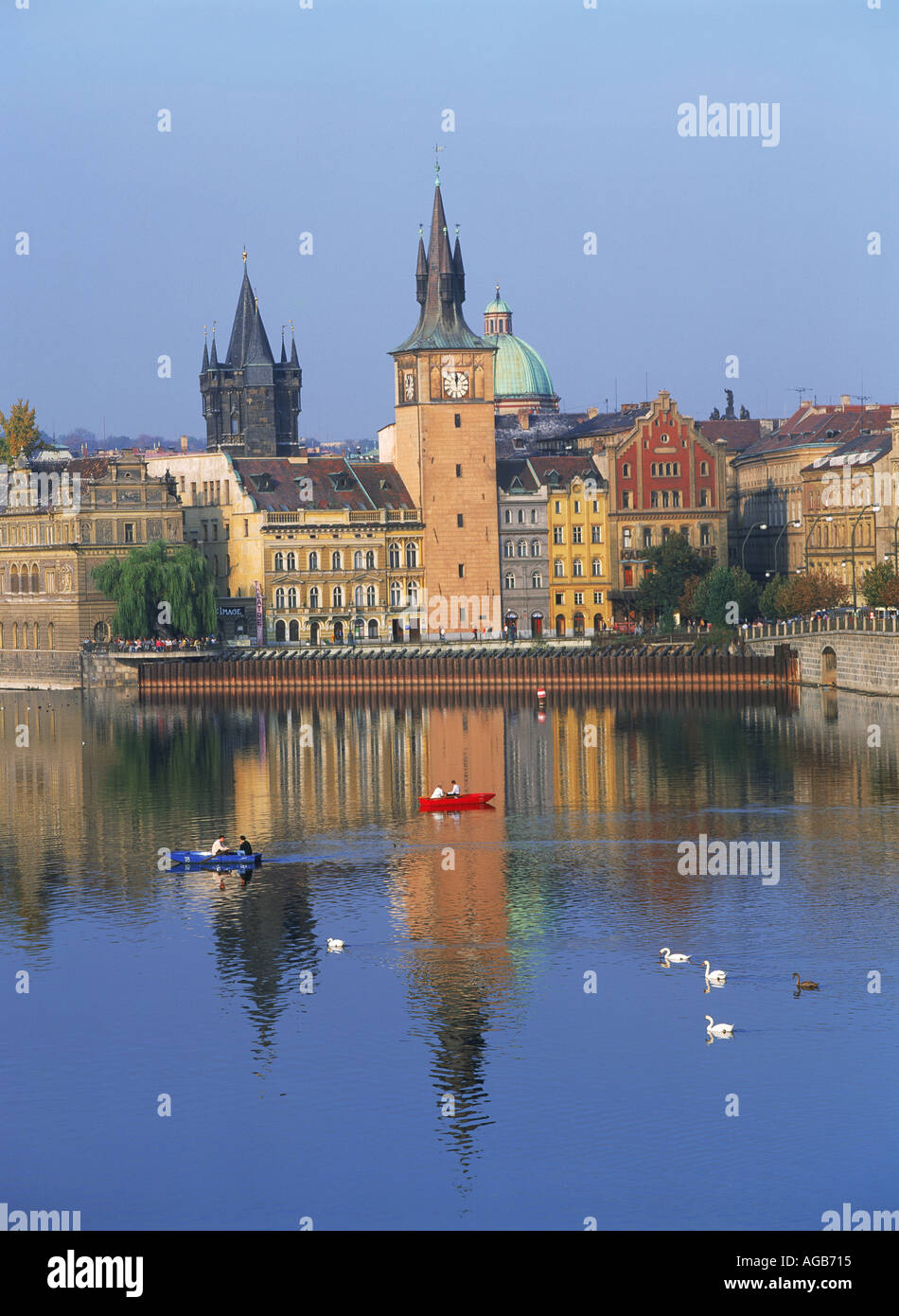 Ruderboote und Schwäne auf der Moldau in Prag mit der alten Stadt-Mühlen Stockfoto