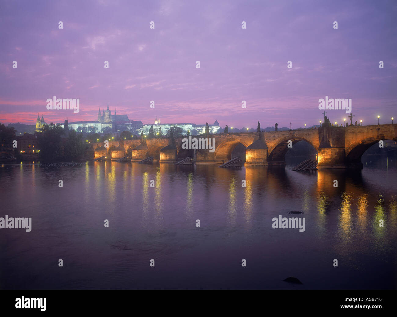 Karlsbrücke über die Moldau, die nachts beleuchtet Stockfoto