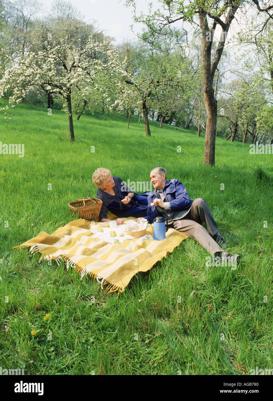 Älteres Ehepaar mit Picknick unter Blüten in Petrin Park in Prag Stockfoto