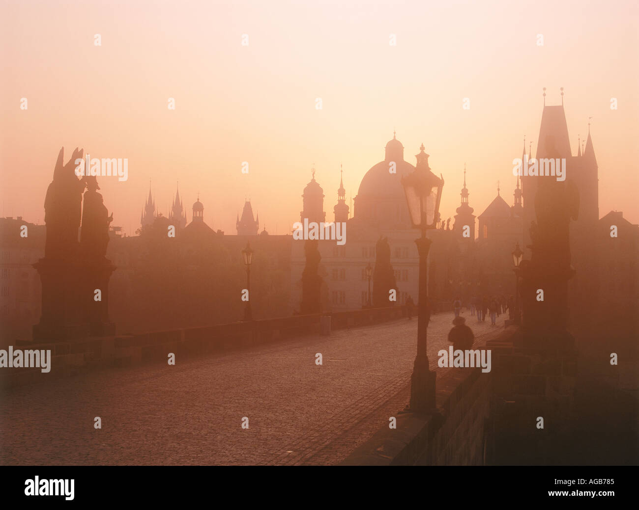 Karlsbrücke und barocke Statuen im Morgennebel in Prag Stockfoto