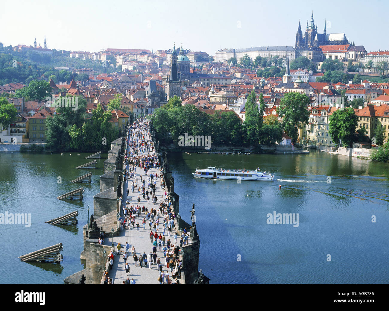 Karlsbrücke über die Moldau mit Touristen und St Vitus Cathedral in Prag Stockfoto