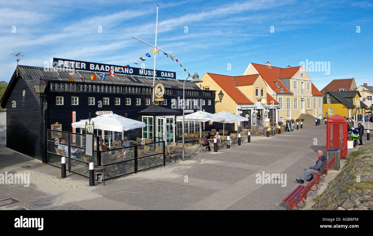 Lineup von Restaurants auf der Straße hinunter zum Strand in Nordjütland Lökken in Dänemark Stockfoto
