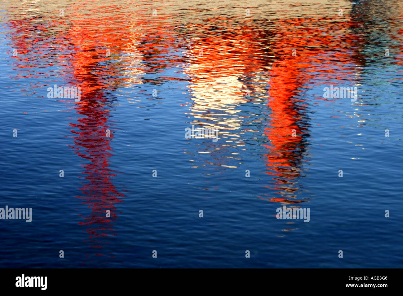 SPIEGELUNGEN IM WASSER DES OIL RIG UNTERSTÜTZUNG SCHIFF FESTGEMACHT AN EINEM DOCK TAMAR RIVER TASMANIEN AUSTRALIEN HORIZONTALE BAPDB8540 Stockfoto