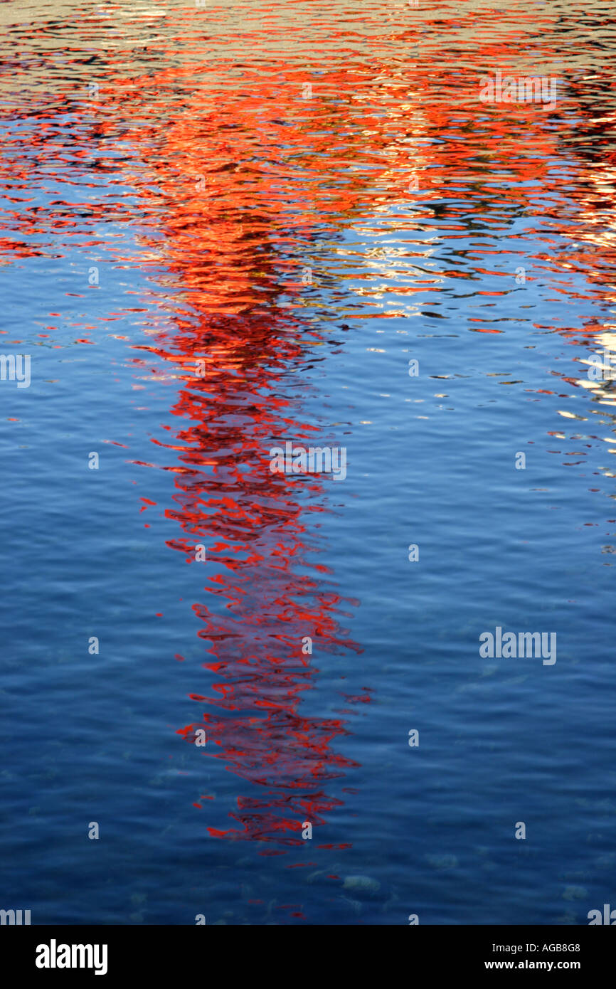 Reflexionen IN Wasser von Öl RIG Unterstützung Schiff VERTÄUT an A DOCK TAMAR RIVER Tasmanien Australien vertikale BAPDB8542 Stockfoto