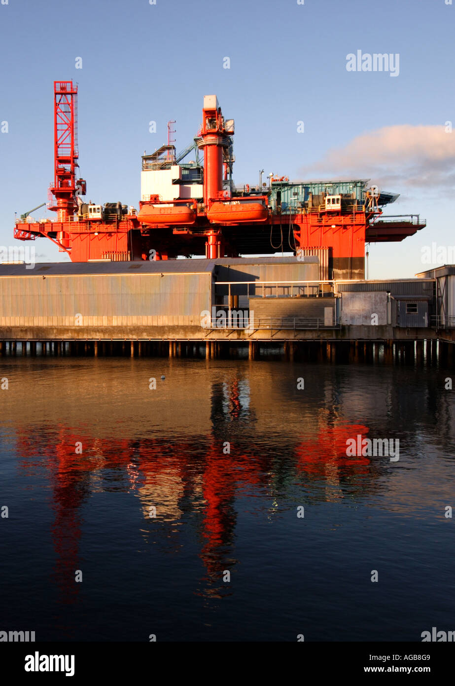 OIL RIG UNTERSTÜTZUNG SCHIFF FESTGEMACHT AN EINEM DOCK TAMAR RIVER TASMANIEN AUSTRALIEN VERTIKALE BAPDB8543 Stockfoto