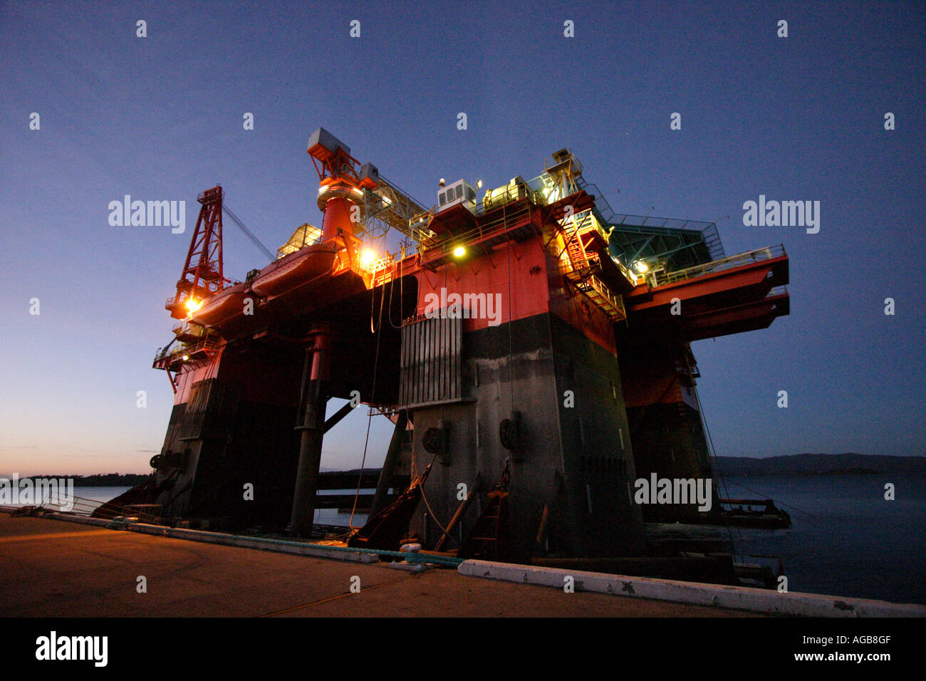 OIL RIG UNTERSTÜTZUNG SCHIFF FESTGEMACHT AN EINEM DOCK TAMAR RIVER TASMANIEN AUSTRALIEN HORIZONTALE BAPDB8549 Stockfoto