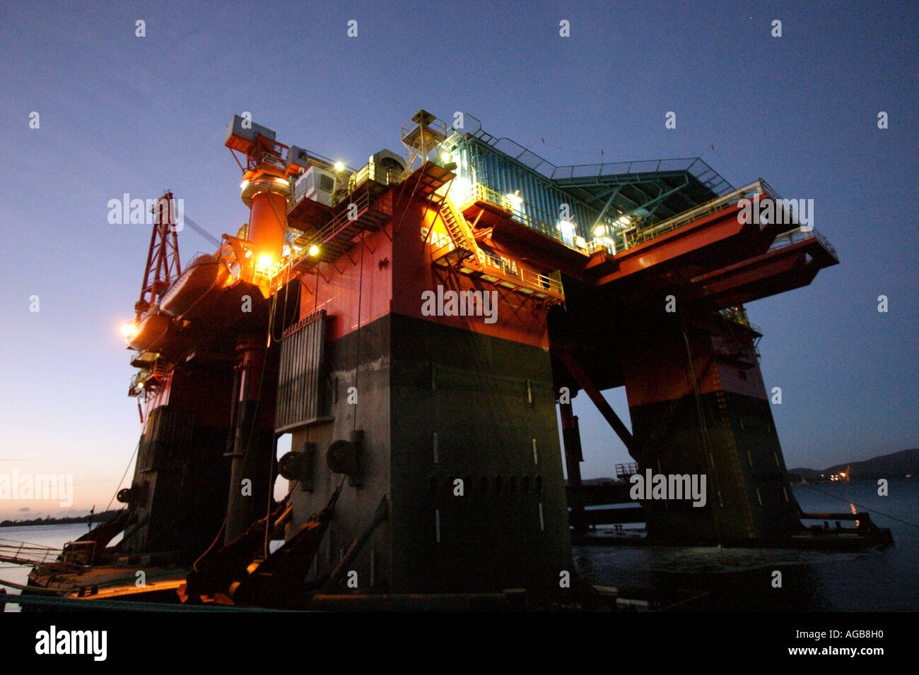 OIL RIG UNTERSTÜTZUNG SCHIFF FESTGEMACHT AN EINEM DOCK TAMAR RIVER TASMANIEN AUSTRALIEN HORIZONTALE BAPDB8550 Stockfoto