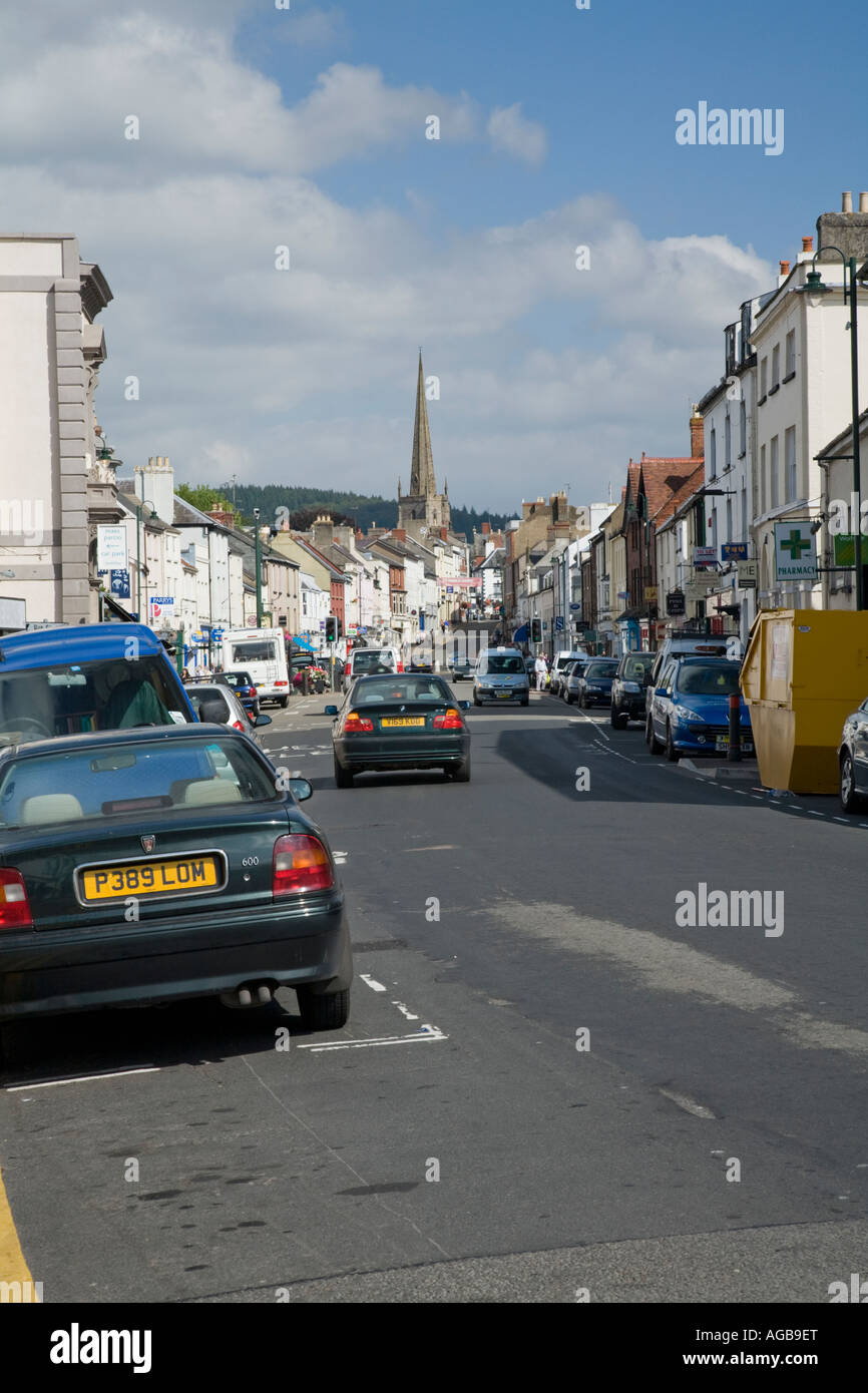 Blick entlang der Monmouth High Street in Richtung Agincourt Platz und Kirche Monmouthshire Wales Stockfoto