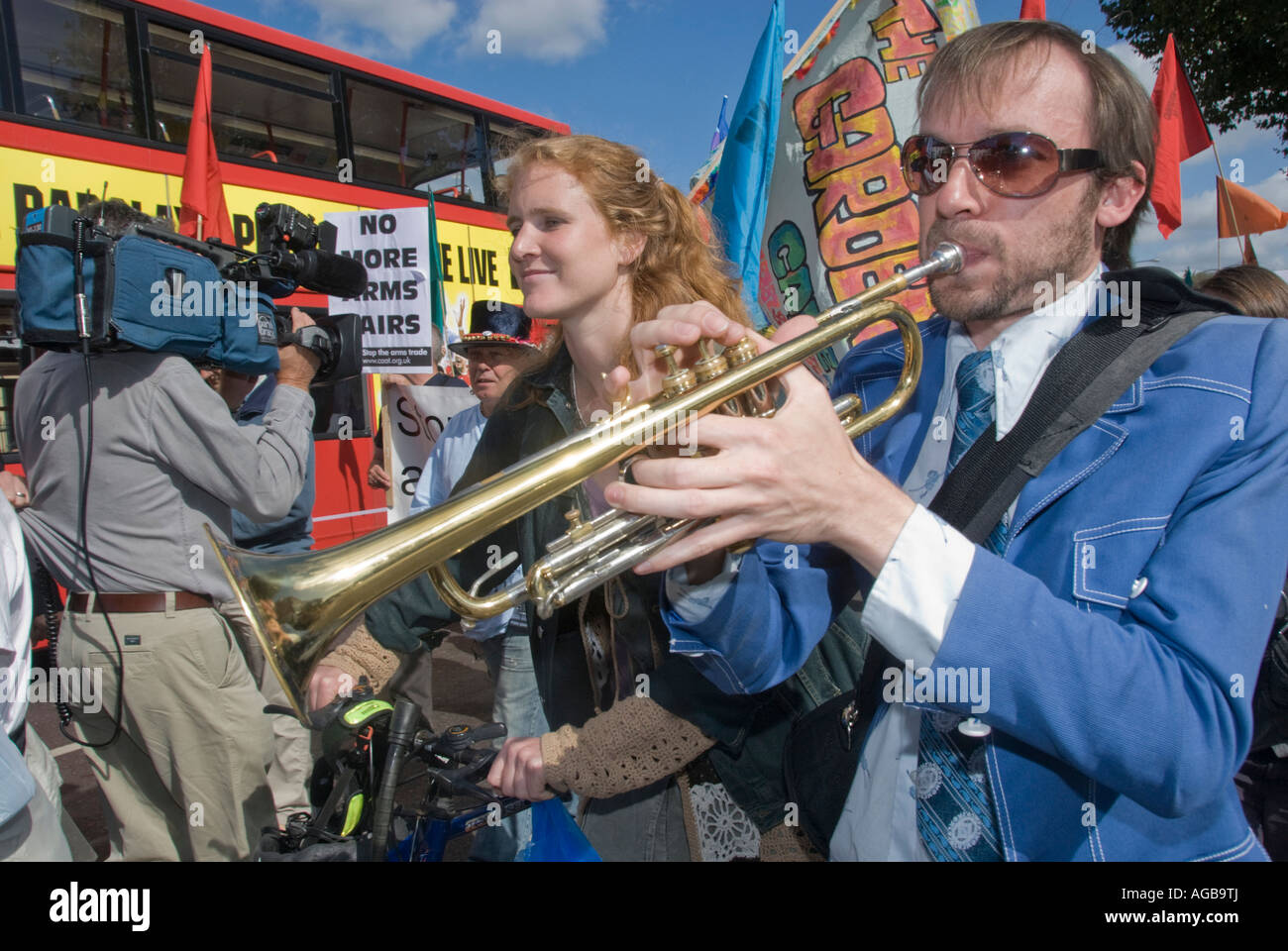 Kampagne gegen Waffenhandel März gegen Waffenmesse in London ExCeL Centre in Newham zu protestieren. Trompeter auf dem Vormarsch Stockfoto