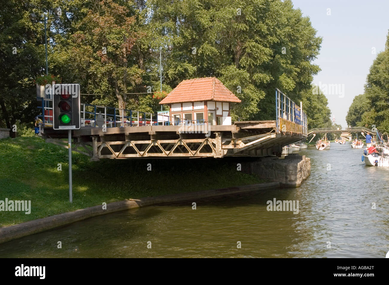 Öffnen Sie Swing Bridge Wasserkanal Gizycko Polen Stockfoto