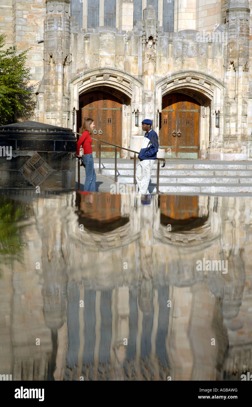 New Haven CT Yale Universität Sterling Memorial Library spiegelt sich in Frauen s Tabelle Skulptur von Maya Lin Stockfoto