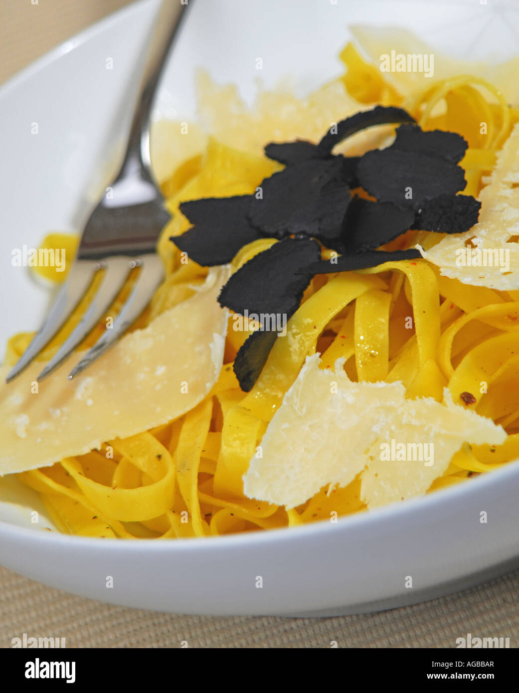 Eine Schüssel mit Tagliatelle mit rasierten schwarzen Trüffeln und rasierte Parmesan. Stockfoto