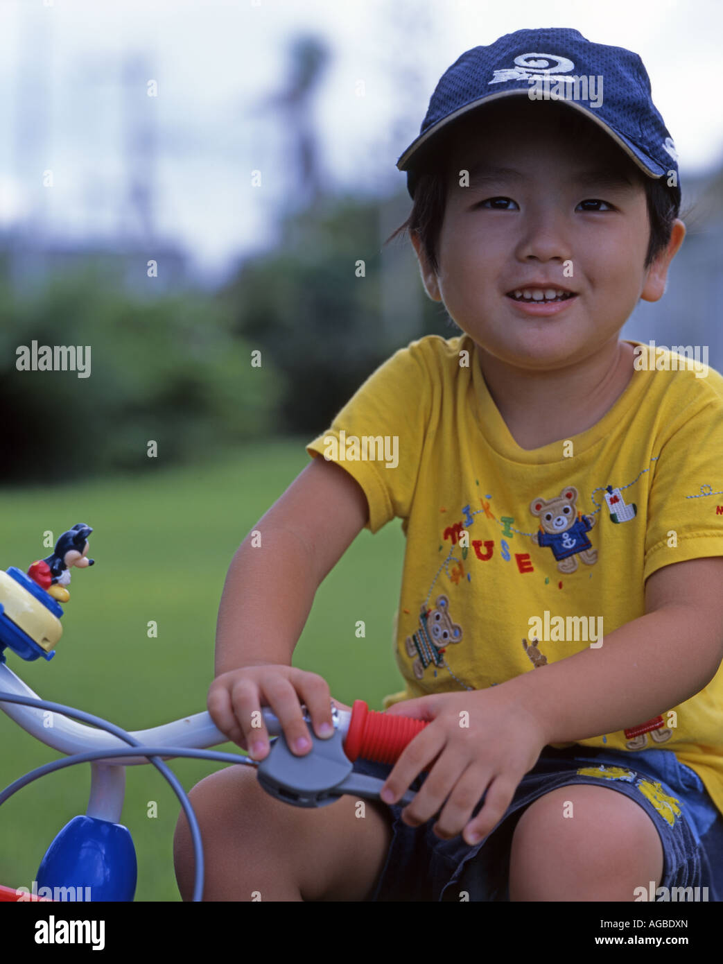 Okinawa Young Boy am Fahrrad lächelnd Stockfoto