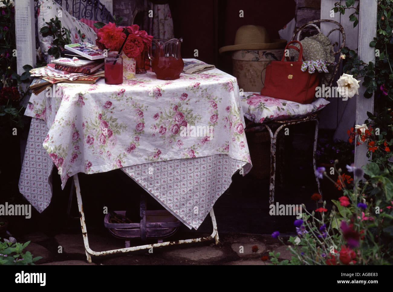 Laura Ashley Garten Sitzgelegenheiten Bereich in eine alte Rose Garten Tatton Park Flower Show 2003 Stockfoto