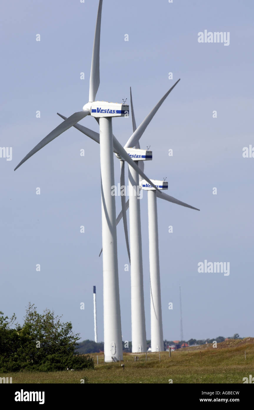 Esbjerg eine Reihe von sehr hohen Windmühlen und in den Rücken der Elsam Kohle abgefeuert Kraftwerk Stockfoto