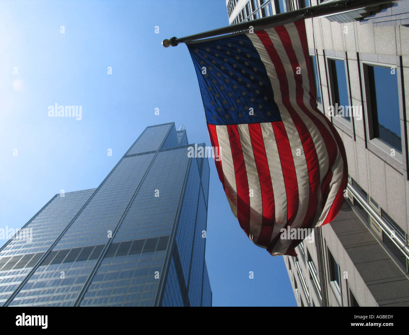 Bild nach oben auf den Sears Tower mit einer amerikanischen Flagge winken im Vordergrund Stockfoto