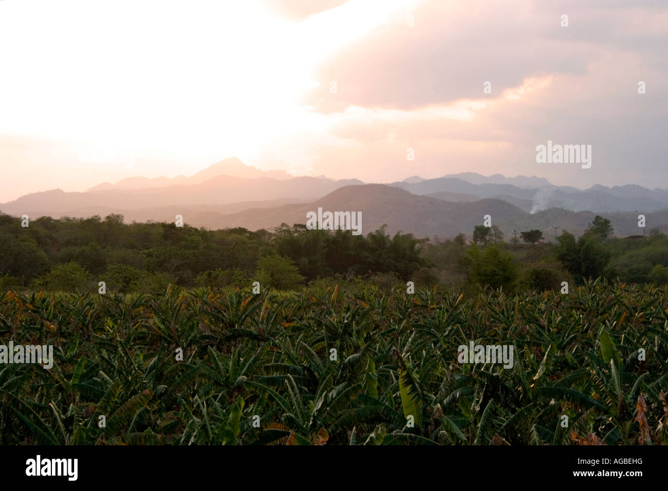 Sierra del Escambray von Valle de Los Ingenios in der Abenddämmerung, Kuba. Stockfoto