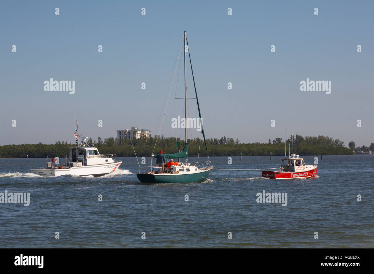 Schlepper Abschleppen Behinderte Segelboot im Golf von Mexiko in der Nähe von Fort Myers Beach Florida Stockfoto